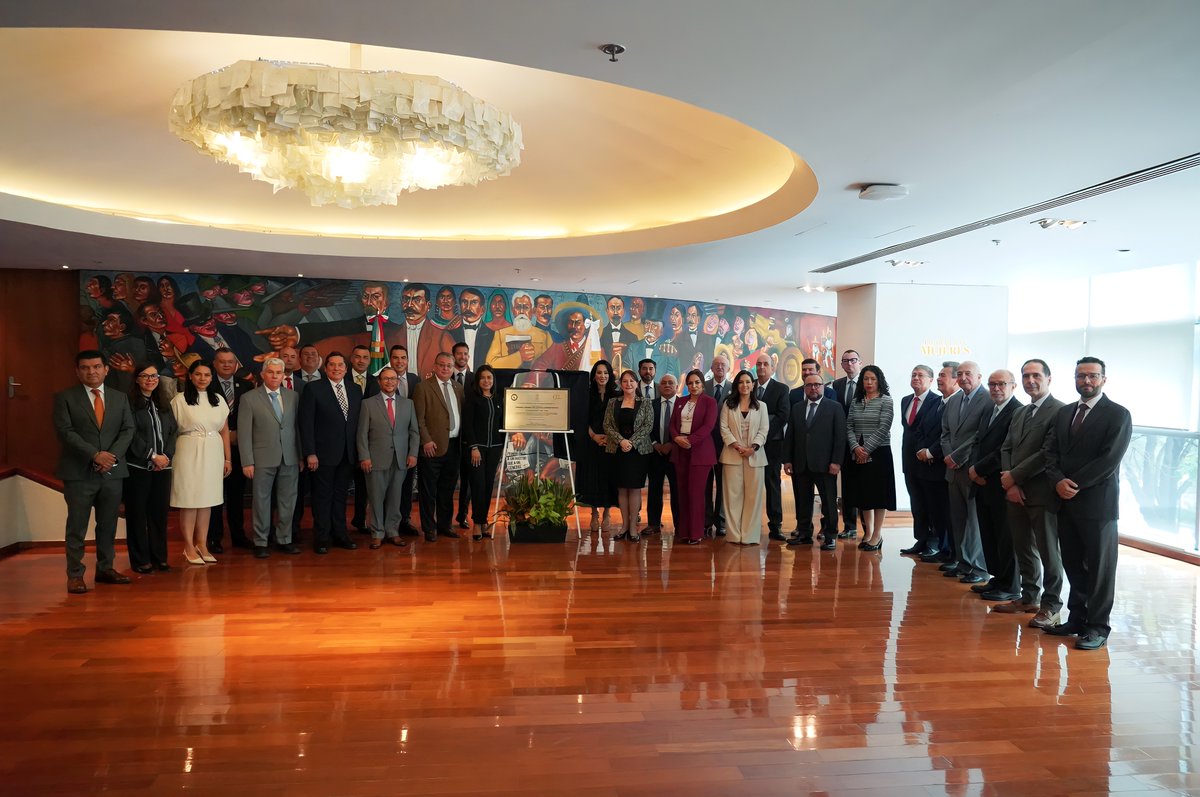 notariadomex's tweet photo. El presidente del @notariadomex, Not. Ricardo Vargas Navarro, acompañado por el secretario de Consejo del CNNM, Not. José Luis Leal; la secretaria del interior, Not. Ana Lilia Porras; el secretario de finanzas del CNNM, not. Jorge Arturo Pérez Alonso; y el secretario académico del CNNM, not. Ricardo Gutiérrez Pérez, además del not. Juan Adolfo Cano Aceves, not. Sergio Flores Luna, not. Javier Antonio Mora Martínez, not. Gilberto Rivera Ortiz y not. Francisco José Corona Torres, encabezó la donación de la placa conmemorativa por el 90 aniversario del Tribunal Federal de Justicia Administrativa. Desde el #NotariadoMexicano, reconocemos en el @TFJAMexico  a una institución hermana en la construcción de certeza jurídica.