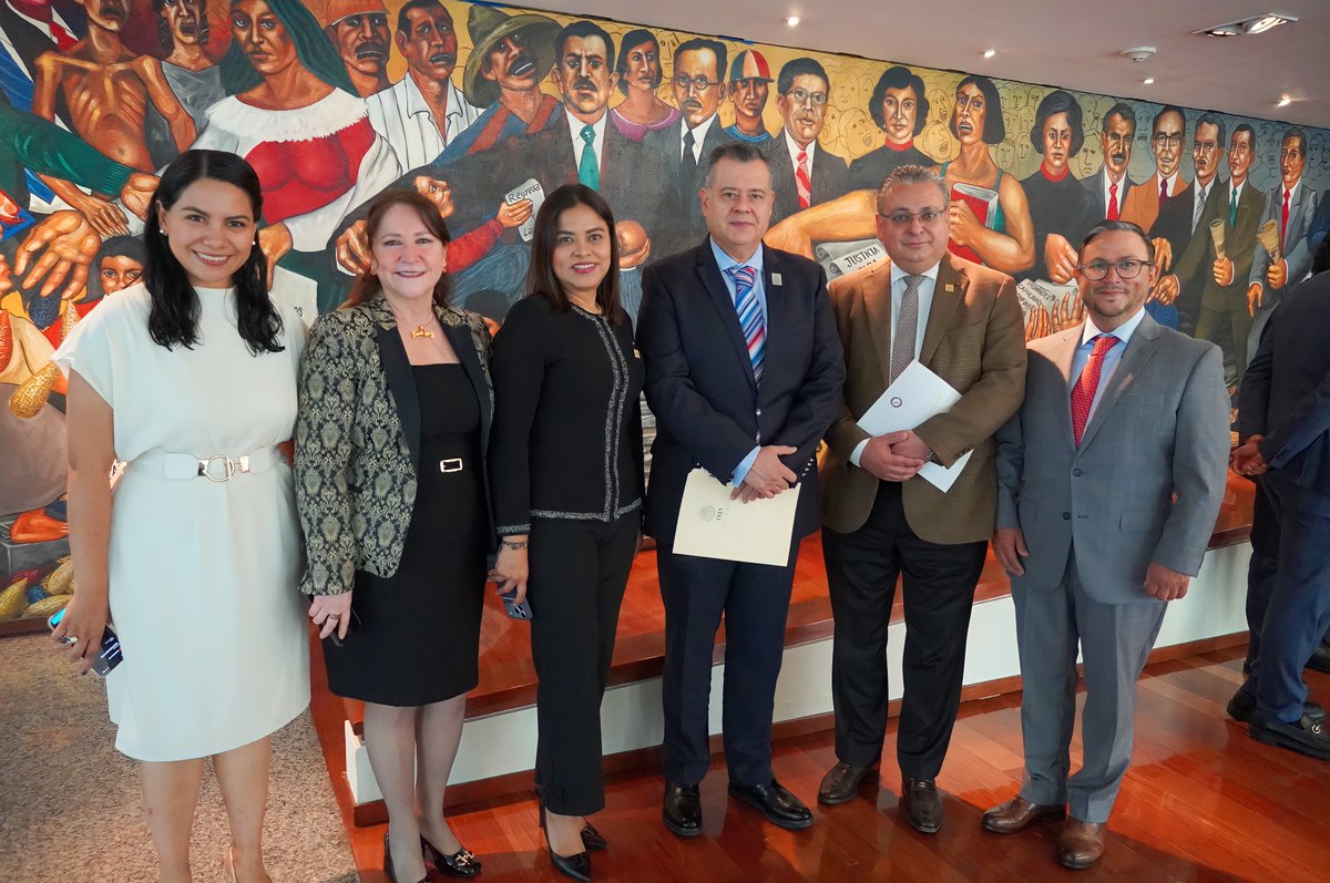 notariadomex's tweet photo. El presidente del @notariadomex, Not. Ricardo Vargas Navarro, acompañado por el secretario de Consejo del CNNM, Not. José Luis Leal; la secretaria del interior, Not. Ana Lilia Porras; el secretario de finanzas del CNNM, not. Jorge Arturo Pérez Alonso; y el secretario académico del CNNM, not. Ricardo Gutiérrez Pérez, además del not. Juan Adolfo Cano Aceves, not. Sergio Flores Luna, not. Javier Antonio Mora Martínez, not. Gilberto Rivera Ortiz y not. Francisco José Corona Torres, encabezó la donación de la placa conmemorativa por el 90 aniversario del Tribunal Federal de Justicia Administrativa. Desde el #NotariadoMexicano, reconocemos en el @TFJAMexico  a una institución hermana en la construcción de certeza jurídica.