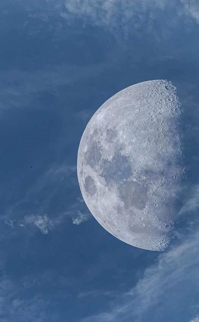 Moon_2047's tweet photo. Oculta en luz celeste… luna eterna observa.  

#MágicaLuna       🌕🌌 https://t.co/URuuaWoJ98