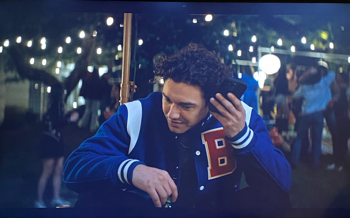 inmydrew's tweet photo. Eu amo que nessa cena esse macho está em um show ao vivo, cheio de gente por perto conversando mas está lá firme e forte com seu um centavo de caixa de som tentando ouvir a Hannah cantar. Ícone desesperado https://t.co/0WvNX6GsDz
