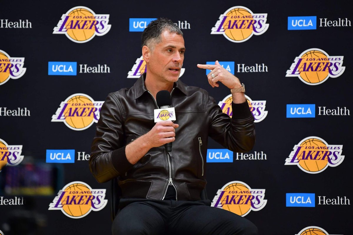 Lakers__Win's tweet photo. O Lakers acertou a contratação de Rohan Ramadas para ocupar o cargo de assistente do GM, que é o Rob Pelinka.

Antes de vir para LA, Ramadas estava no Pelicans e ocupava o cargo de VP de Estratégia e Operações.

🗞️@ShamsCharania | @mcten https://t.co/6lFmWxxMYC