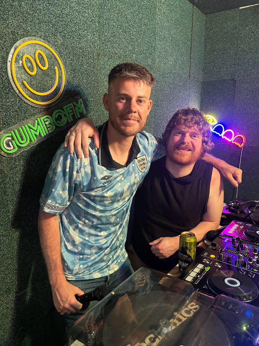 dazcadwallander's tweet photo. Big shout out to my pal (fellow @establishedsounds  artist) @mathook.music and @gumbofm_radio // @thecloudenthusiasts for having me on tonight.

They have given LOST BOY it’s worldwide Costa del Sheffield Radio Debut and we also talked all things…  getting signed to management, playing festivals, @donnymusicfest, sorting a tour later on this year, mental health, the busking world and upcoming music releases 🧡 

#singer #songwriter #fyp #music #pov