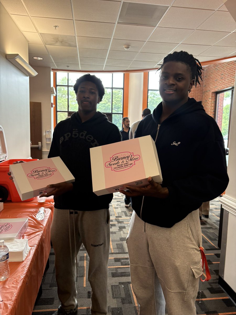 GoCamelsFB's tweet photo. Welcome Back‼️Excited for the next phase with this team‼️
Thanks to Pizza Provisions & Burney’s Sweets for feeding our guys. Best community 🐪
#RollHumps https://t.co/77fFkhqEgH
