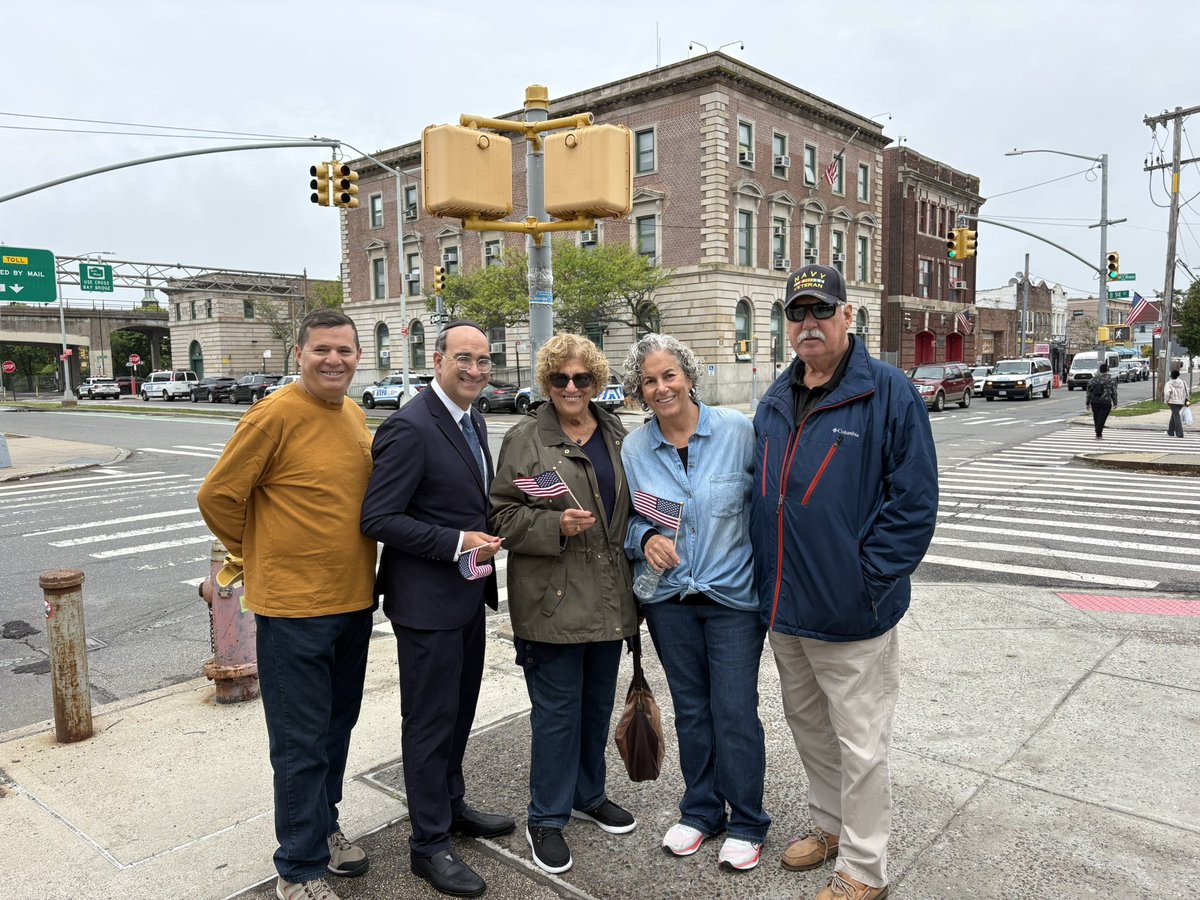 Stacey23AD's tweet photo. From Howard Beach to Rockaway, it was an honor to come together with our community to commemorate Memorial Day &amp; honor those who made the ultimate sacrifice for our great nation. Thank you to the volunteers, the NYPD Precincts &amp; the VFWs for your help with these ceremonies https://t.co/nStlgQ5oWM