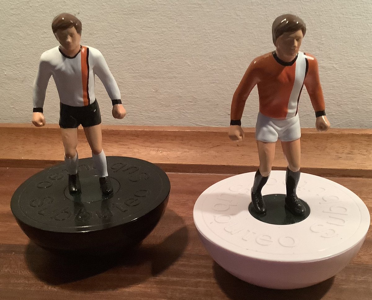adelsgaard's tweet photo. Bought a pair off Subbuteo Salt &amp; Pepper grinders.
Asked my friend  @pzykot if he could paint them for me. 
Wanted them @lutontown inspired! And got this back today! Top class , very happy for my grinders! 🔥👏🏻 https://t.co/ggqZBAM8fM