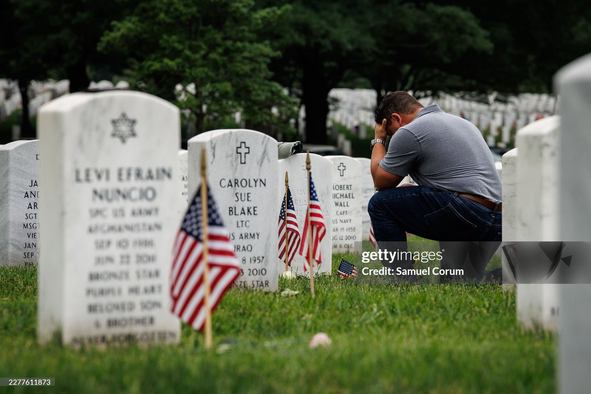 GettyImagesNews's tweet photo. Visitors spend time at the graves of fallen loved ones at Arlington National Cemetery in Virginia on #MemorialDay
📸: Samuel Corum https://t.co/yQguYQAdNz