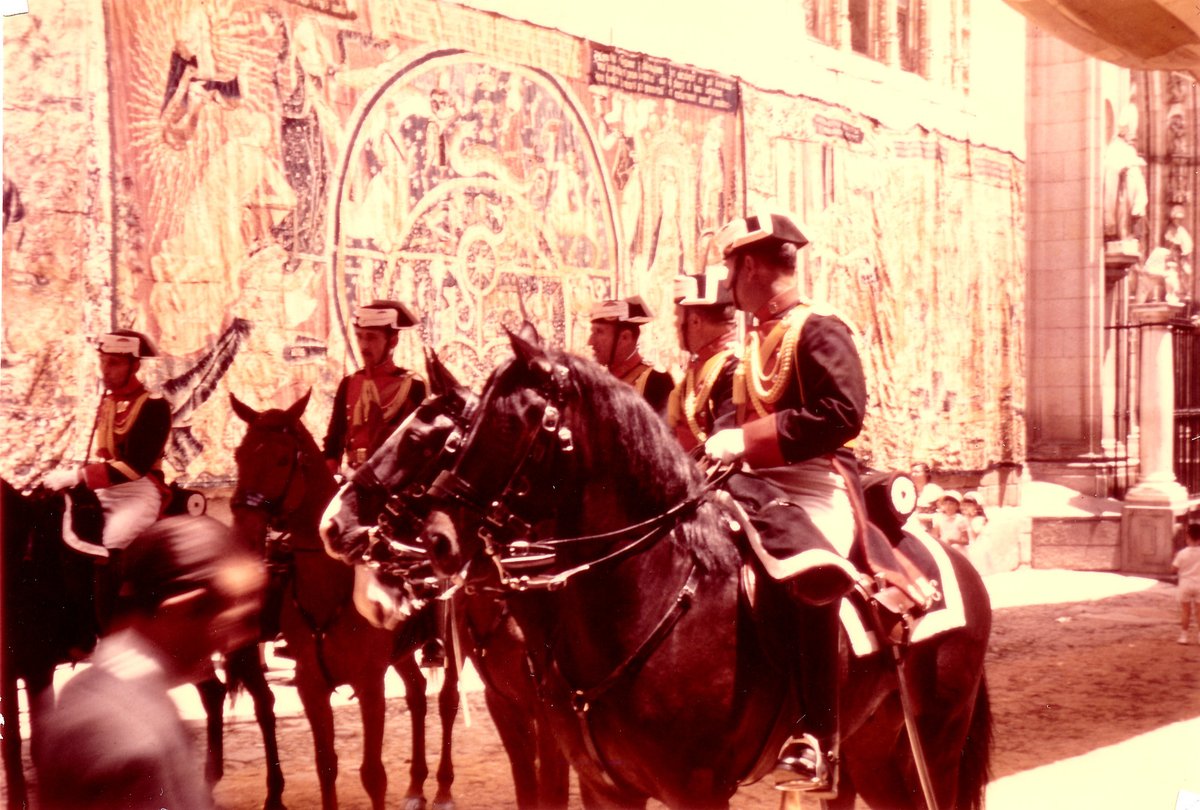 Toledo_Olvidado's tweet photo. Hoy que se ha inaugurado la exposición "Primada" y ahora que se acerca el Corpus, es el mejor día para compartir esta foto de mi colección. Es el famoso "Tapiz del Astrolabio" en 1956, adornando los muros de la Catedral. Es una de las piezas que componen la excepcional muestra. https://t.co/SNOytaM1fM