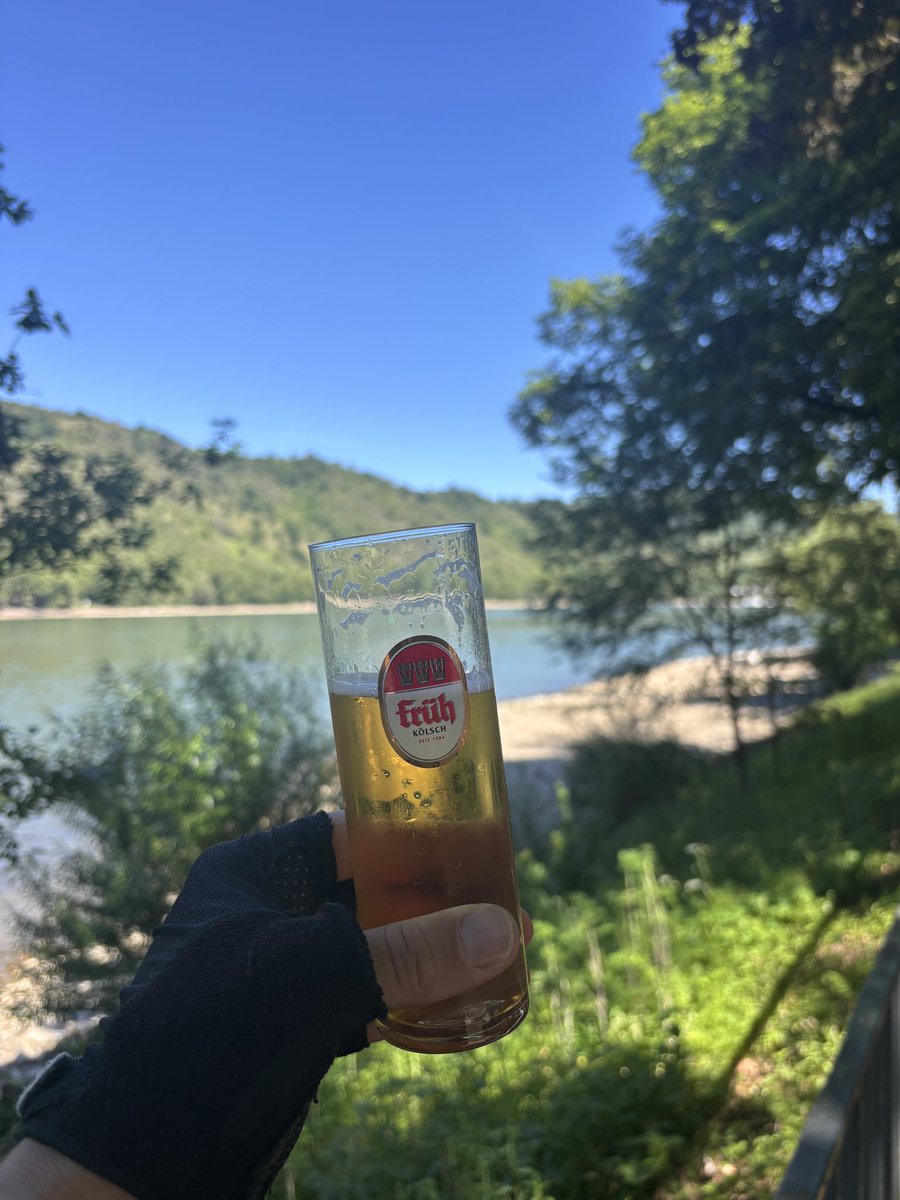 arndtee's tweet photo. Volksfest in Boppard, ausruhend auf einer Bierbank mit einem vorher ständig anklingelnden E-Bike-fahrendem #effzeh Fan.
Nur noch 2 Tage bis Colonia Claudia Ara Agrippinensium. Prost!
#RheinBallern https://t.co/LtbsAjFMUn