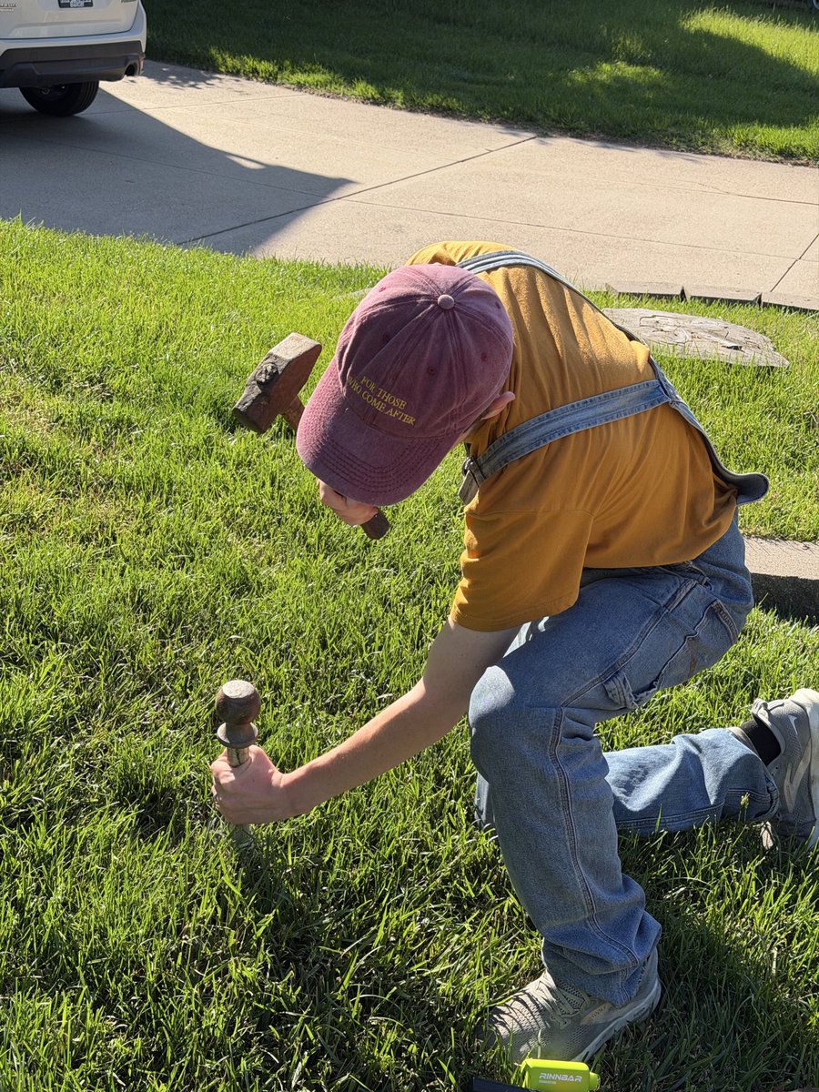 ahlmanforne's tweet photo. I spent the morning putting up neighborhood flags with a new but dear friend.

Our veterans, especially those who gave us their very lives, are examples to live by. We must never forget that acts of service and sacrifice are what keep a community and nation strong. https://t.co/aYexawNR2y