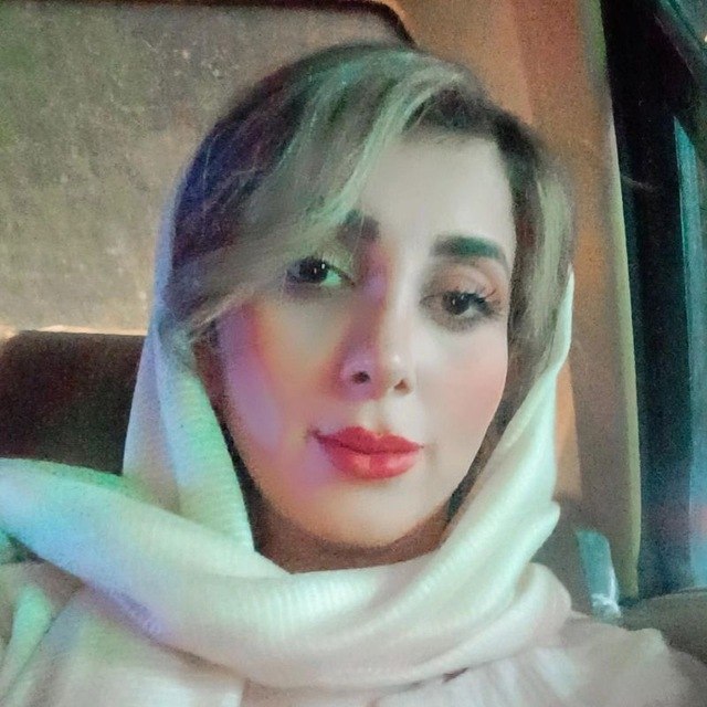 ShahedAlavi's tweet photo. نادیا صدق‌علی که ۲۹ اسفند همراه با خواهر ۱۸ ساله‌اش مبینا، به اتهام گل گذاشتن روی مزار جان‌باخته‌های اعتراضات دی‌ماه در مشهد، بازداشت شده و در زندان وکیل‌آباد در حبس بود، با قید کفالت آزاد شده است. 

مبینا پیشتر پس از ۲ ماه بازداشت موقت با قید کفالت آزاد شده ��ود. برای نادیا تا پیش از این قرار وثیقه ۶ میلیاردی صادر شده بود که به خاطر عدم توان تامین آن، با پیگیری خانواده‌اش به کفالت تبدیل شد.
این دو خواهر به اجتماع و تبانی، تبلیغ علیه نظام و تشویق به آشوب متهم شده‌اند.