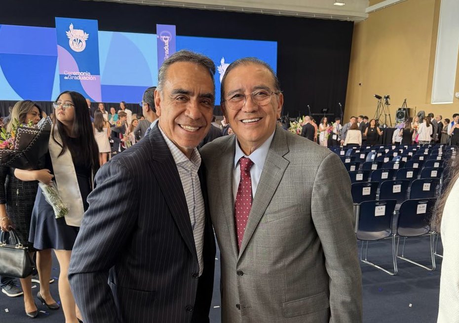 PSMendiguchia's tweet photo. En la graduación de mis hijos, tuve un feliz reencuentro con @quiquegaray, amigo de viejas andanzas en el deporte.

Fue un enorme gusto, querido Enrique https://t.co/VJbfDHTnvI