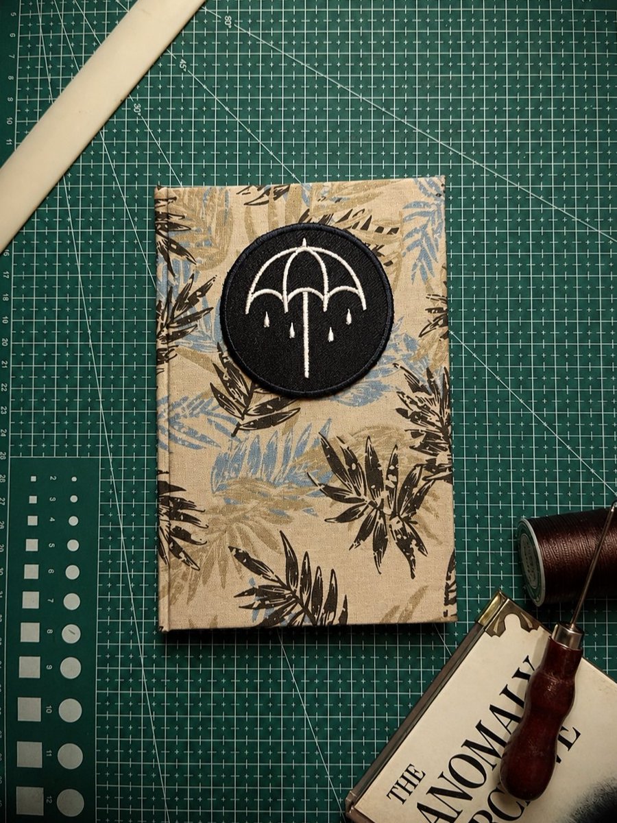 idealisbgt's tweet photo. Quarter Journal - Tropical Spirit Khaki Edition

Kami percaya, sebuah buku catatan seharusnya punya nyawa yang membuat kita terkoneksi setiap kali goresan pena pertama dimulai.

​Cover materialnya sengaja menggunakan kain Poplin bermotif daun tropis, representasi dari ide yang harusnya tumbuh liar, adaptif, dan tidak didikte oleh kotak-kotak korporat. Tidak ada logo brand besar di sini. Identitas pemilik jauh lebih mahal daripada identitas pembuatnya.

Namun, hidup selalu bekerja dalam dualitas. Kita tidak bisa naif. Di tengah hamparan daun yang tumbuh liar dan subur itu, kami menyematkan logo payung 
"That's The Spirit" milik BMTH. Sebuah payung bocor yang tidak akan pernah bisa menghentikan hujan badai realitas.

Ini adalah pengingat jujur bahwa setiap gagasan besar yang lahir, selalu berjalan beriringan dengan konsekuensi yang tak terhindarkan. Setiap ide yang tumbuh liar, pasti akan berbenturan dengan kekacauan dunia yang tak bisa dihindari. Jurnal ini tidak menjanjikan pelarian, melainkan sebuah ruang personal untuk merayakan keduanya, tempat di mana ide-ide itu bebas bertunas, sekaligus tempat untuk tetap teguh menuliskan strategi di tengah badai yang bocor.

​Spesifikasi Teknis:

• Size: A5 - Traveler Journal

• Isi: 200 Halaman/100 Lembar

• Cover Material: Premium Cotton Poplin Hardcover. Kain katun poplin bermotif tropis yang dipasang presisi pada sasis hardcover kokoh, memberikan tekstur taktil alami yang nyaman.

• Endpaper: Jasmine Paper dengan efek shimmering tipis yang elegan. Bukaan pertama yang menghargai mata sebelum masuk ke ruang rekam gagasan.

• Internal Paper: Premium Bookpaper 90gsm. Kertas bertekstur lembut dengan warna cream hangat yang tidak membuat mata lelah. Lebih tebal, didesain khusus untuk meminimalisir ghosting, dan sangat ramah untuk berbagai jenis tinta pena.

• Binding: Traditional Case-bound Hand-stitched. Dijahit manual secara tradisional menggunakan benang berkekuatan tinggi, memastikan buku bisa terbuka rata 180° untuk memudahkan menulis hingga ke tepian terdalam.

• Rekomendasi Penggunaan: Journaling, Sketsa Kreatif, Catatan Ide, Mind Mapping. 

Pre-order: https://t.co/jI67eYO6lv
