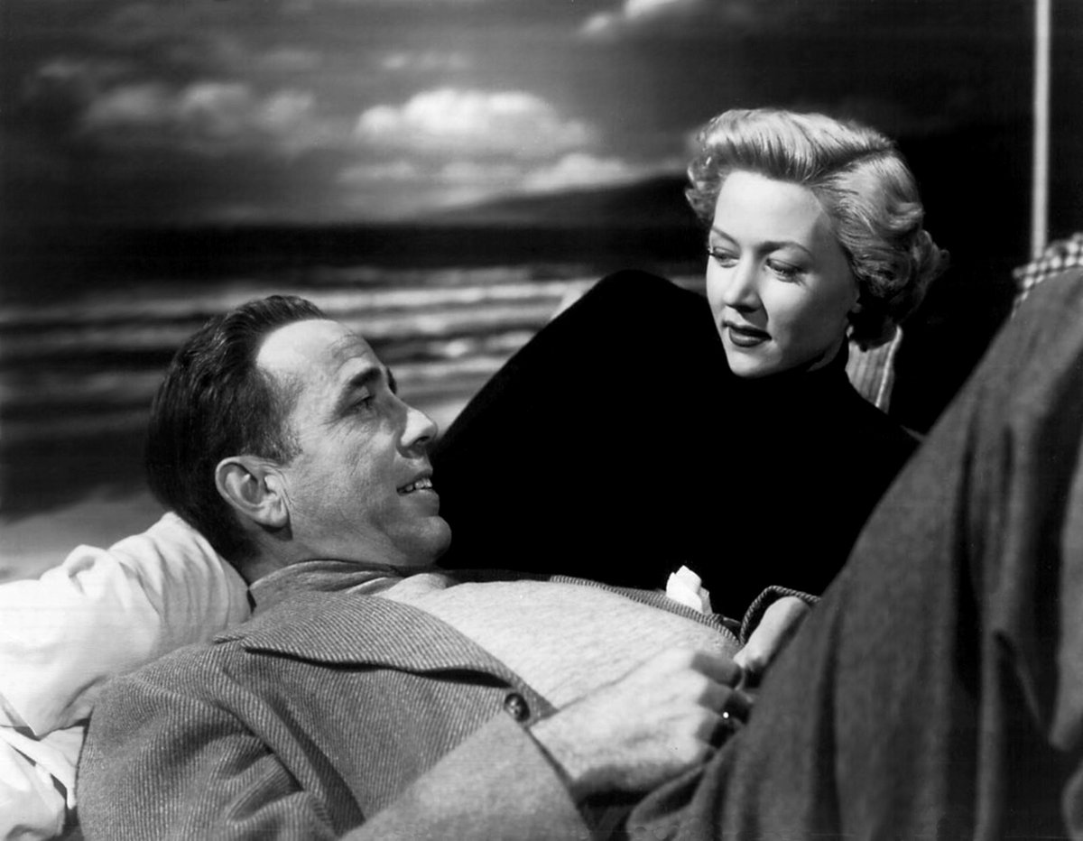 LadyKdesigns's tweet photo. Summer vibes with Dixon (Humphrey Bogart) and Laurel (Gloria Grahame) in #filmnoir In a Lonely Place (1950) directed by Nicholas Ray. Bogart's performance is considered by many critics to be among his finest and one of the best noirs of all time. 📽️ https://t.co/0XmVAquMwq