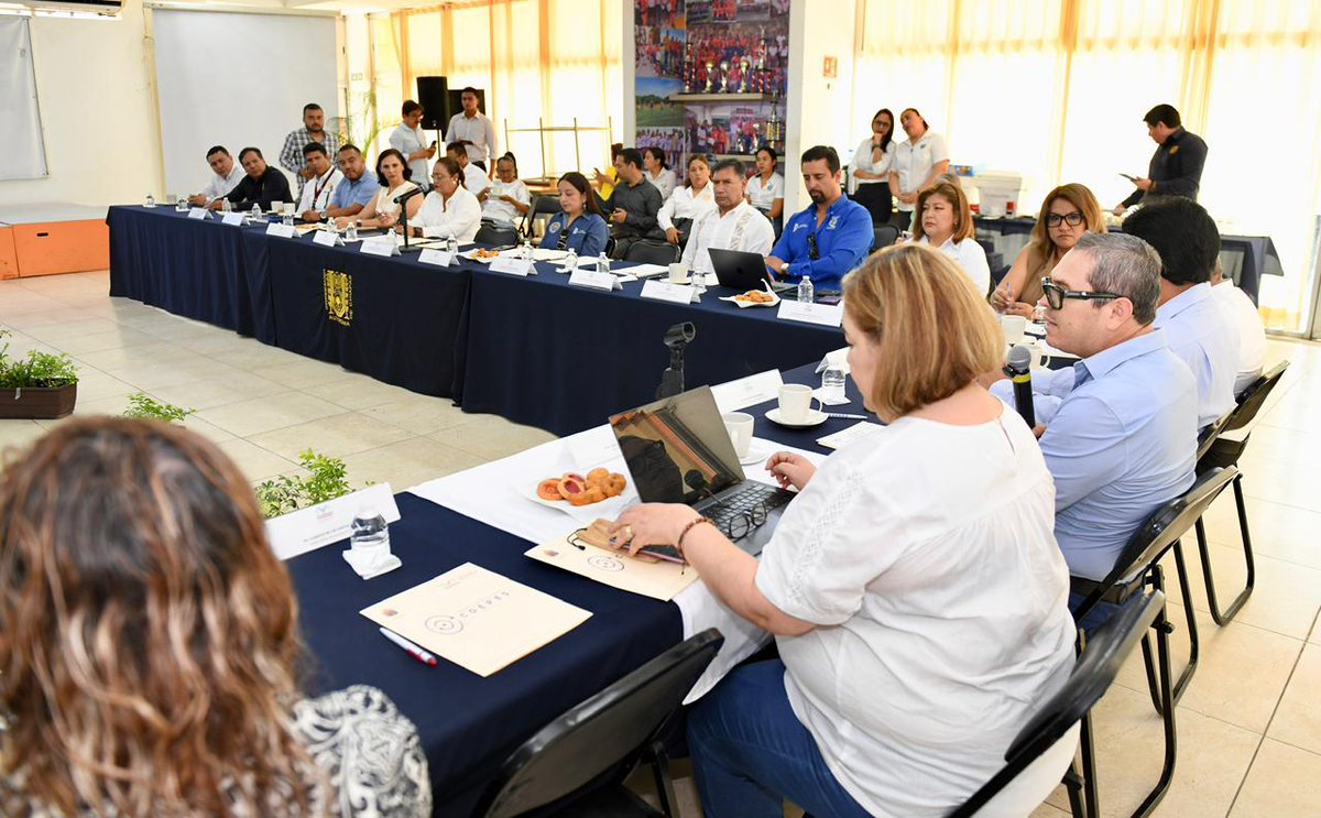 comunica_unach's tweet photo. La universidad fue sede de la sesión extraordinaria 2026 de la COEPES, donde se analizaron acciones para fortalecer la oferta educativa superior en Chiapas. El rector Oswaldo Chacón Rojas destacó la importancia de impulsar programas académicos acordes a las necesidades del estado https://t.co/tqeKuga1K8