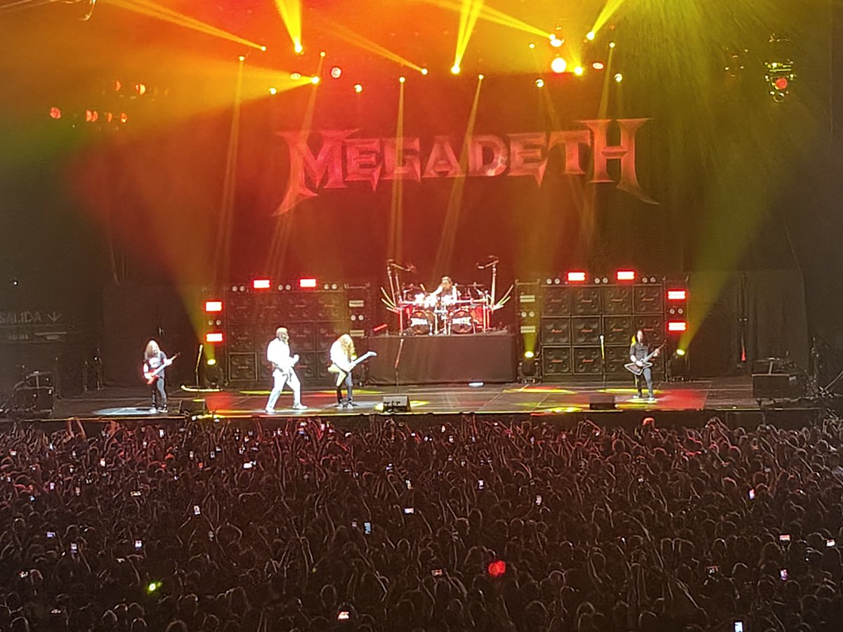 pirrulove's tweet photo. El colorado atacando de nuevo! #Megadeth #Valencia https://t.co/aqXKjrKgSX