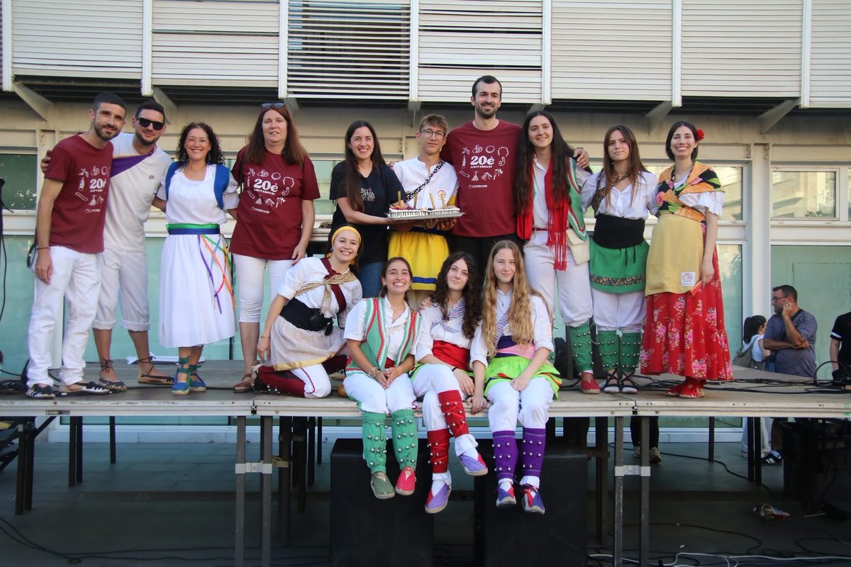 LEmbarcadaACP's tweet photo. Gran DIA DE L’EMBARCADA 2026 AMB ANIVERSARI, el que es va viure aquest passat dissabte 23 de maig on els nostres balls van tenyir de color, música i alegria, els carrers del centre de la vila.

Llegir notícia:
https://t.co/31HjCfj7hq https://t.co/4OZxHNmU06
