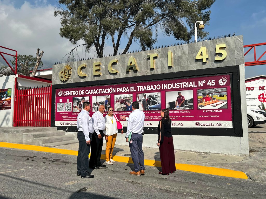 fgymexico's tweet photo. Damos inicio a una intensa gira de trabajo por el interior de la República, empezando en Nuevo León.

📍 Primera parada: Visitando el @Cecati_45, el primer punto de un recorrido de 3 días en el que supervisaré los 6 planteles del estado.

Para transformar la educación y la capacitación, es indispensable escuchar a la comunidad escolar en las aulas y talleres.

Este es el primer paso de una ruta por todo el país con el firme compromiso de fortalecer la formación para el trabajo desde el territorio.

🛠️📚 #SEP #CECATI #NuevoLeón