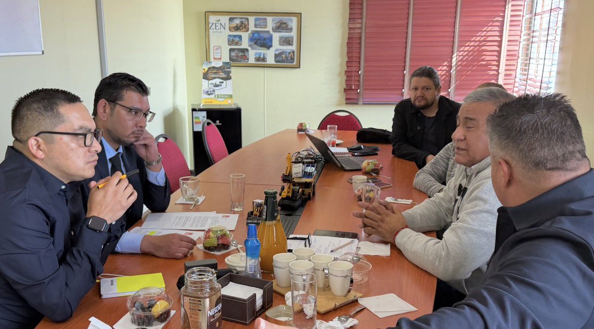 ciudadanovidela's tweet photo. Me reuní con el Sindicato N°2 de Codelco División Chuquicamata y, como diputado, lo digo con fuerza: es inaceptable que sus trabajadores se enteren por la prensa de devoluciones por la sobreestimación de producción.

Los sindicatos tienen convenios colectivos vigentes y merecen respeto, información clara y diálogo directo con la compañía y el Gobierno.

Emplazo a los altos ejecutivos a dar la cara en Calama, donde se produce la riqueza de Chile. Por eso solicité al presidente de la Comisión de Minería, diputado Tapia, que sesione aquí. No más decisiones a espaldas de los trabajadores. @CodelcoChile