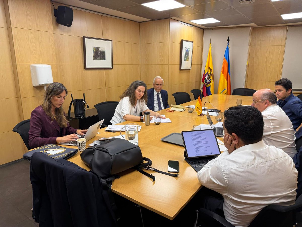 JaimeLeal_'s tweet photo. También, con @UNADUnionEuropa dialogamos con Rut Bermejo Casado, experta en migración y políticas de atención a comunidades migrantes, para avanzar en iniciativas orientadas al acompañamiento y fortalecimiento de los connacionales en España. Se proyecta un Observatorio Migratorio https://t.co/eEw9QdzUV6