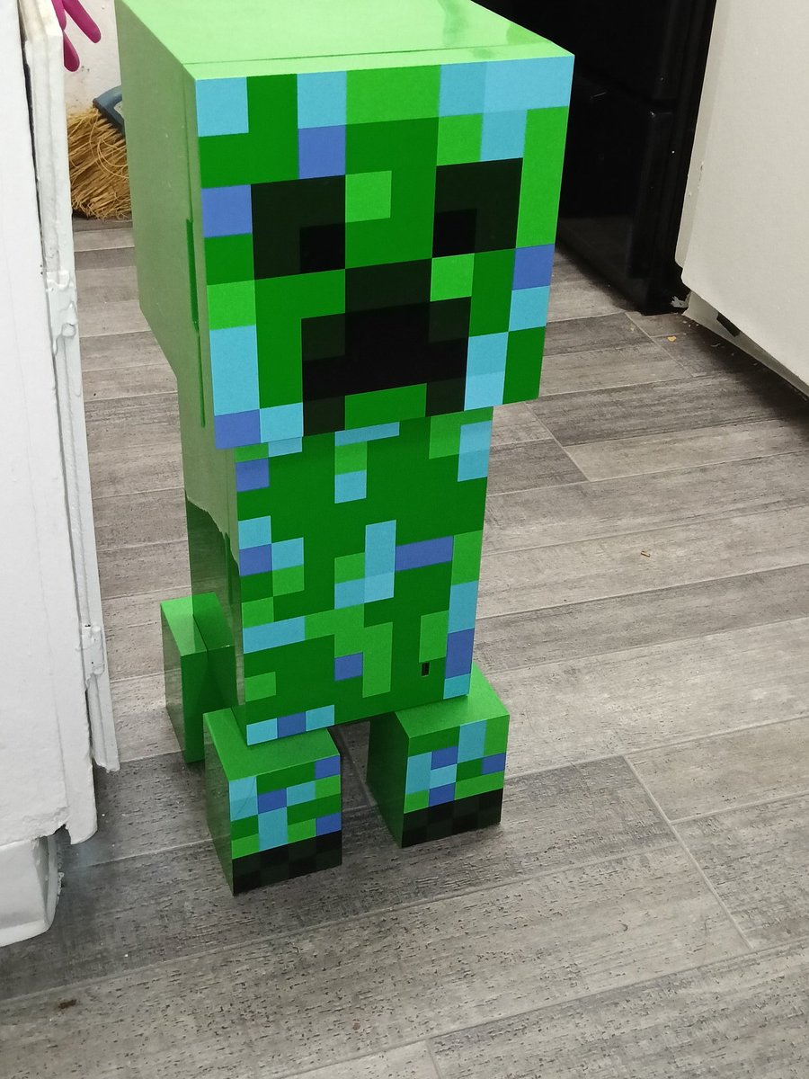 Cake_Kee_'s tweet photo. I cleaning my refrigerator creeper .
It can hold 12 pack of cans
.it have a green light
And a USB too
I put this on the side of my gaming table .
And put some energy drinks
To get cold #minecraftcreeper
#Minecraftcreeperrefrigerator https://t.co/yKPfD7aVFv