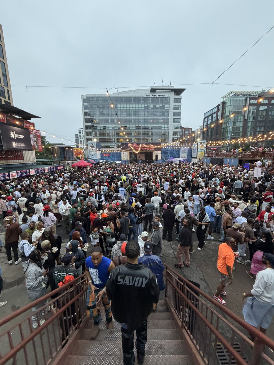 thatslamarr's tweet photo. Main Attraction #DCPRIDE https://t.co/I4mxCoo5OI
