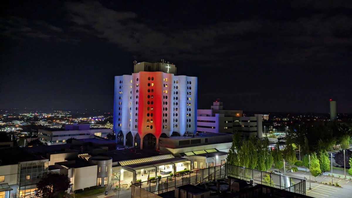 VMFHealth's tweet photo. St. Joseph Medical Center is lit in red, white, and blue to honor Memorial Day and remember the brave men and women who made the ultimate sacrifice for our freedom. https://t.co/MhgtXWiopQ