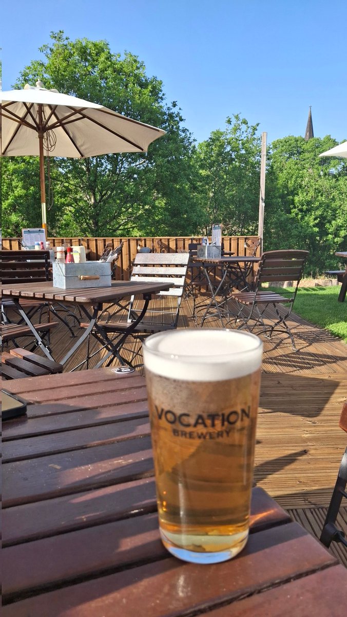 Edgie1966's tweet photo. In the Ryburn Valley at Sowerby Bridge, Yorkshire. I needed a pint of Bread and Butter whilst being aware of the local ducks.. God, it's been hot today! 32°..🌞 https://t.co/aM9EQ56AkO