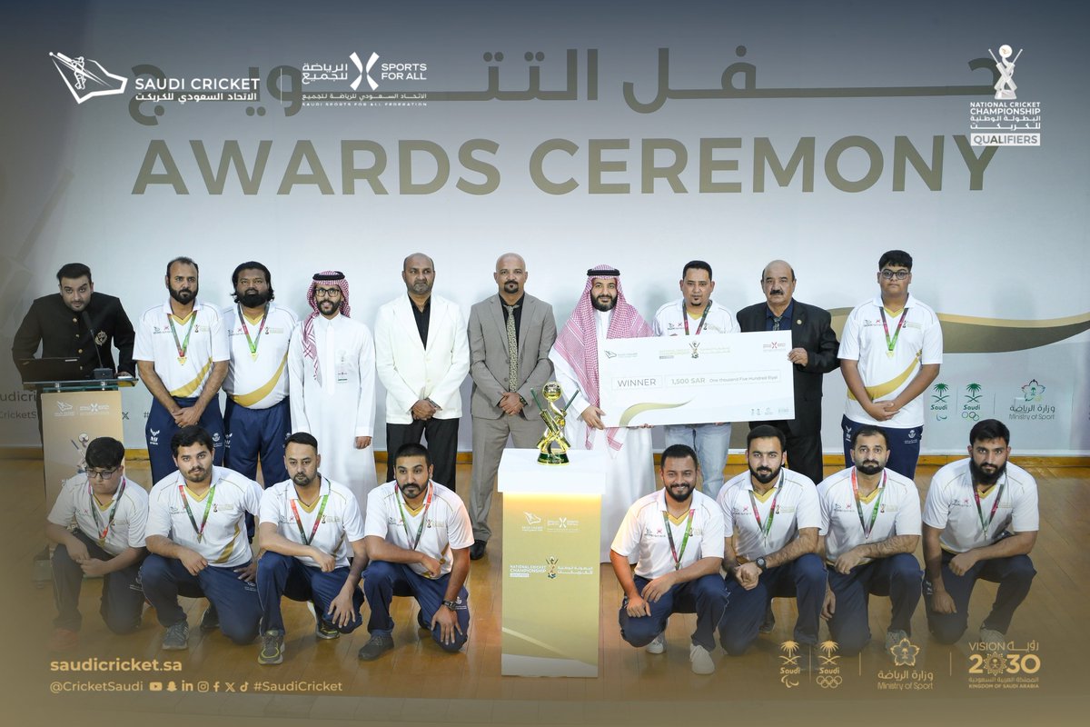 cricketsaudi's tweet photo. توّج نائب رئيس الاتحاد السعودي للكريكت الأستاذ نواف بن معيض العتيبي، أبطال تصفيات البطولة الوطنية للكريكت، تكريمًا للفرق المتوّجة من روابط المنطقة الشرقية 🏆🏏

#SaudiCricket | #Vision2030 | #SFA https://t.co/rfKzb5ff7h