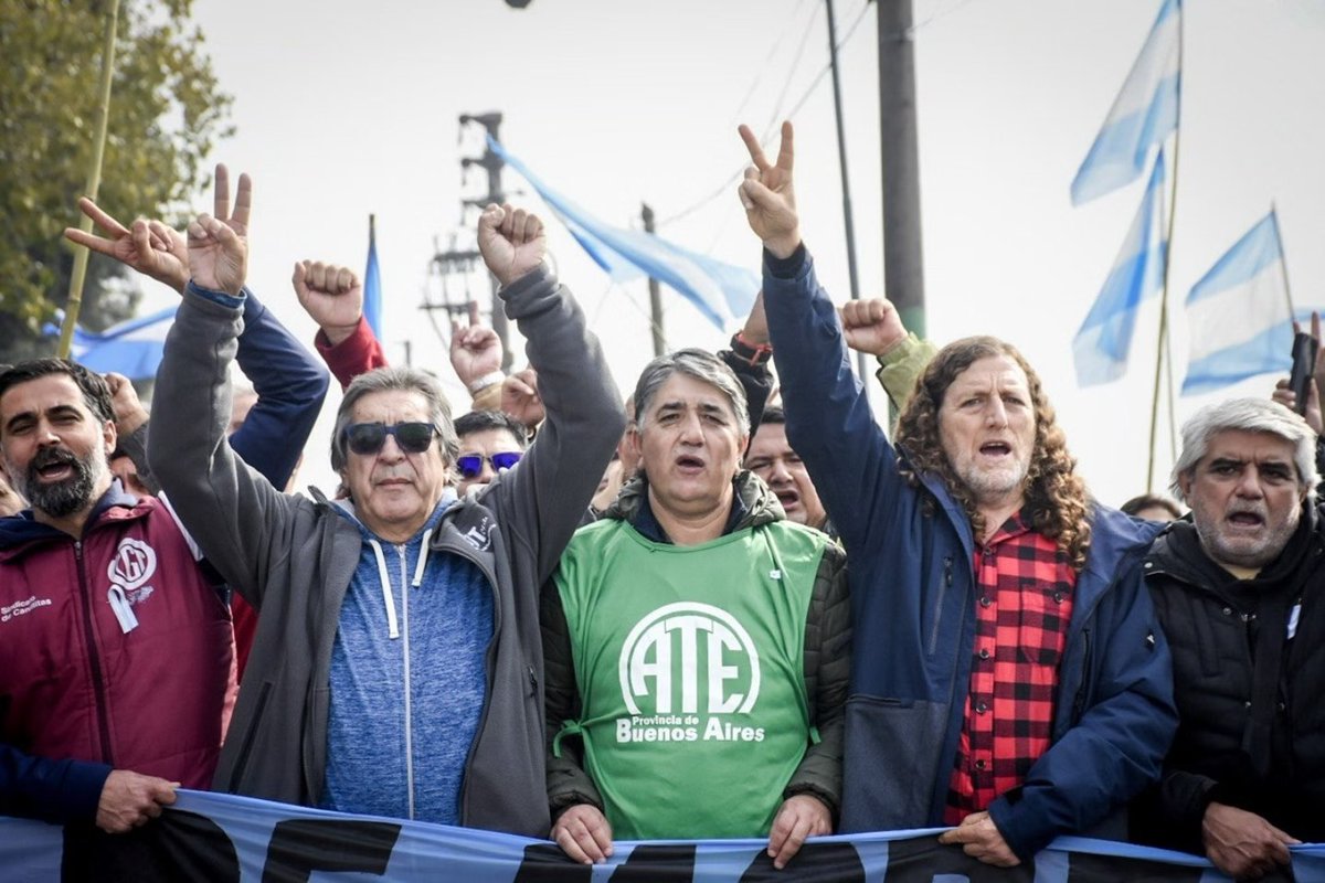colodeisasi's tweet photo. #Moreno #25DeMayo
Fuera Yankis de Moreno y de América Latina.
NO a la presencia de tropas Yankis en la Base Aérea de Moreno. https://t.co/q6tbzxluLF