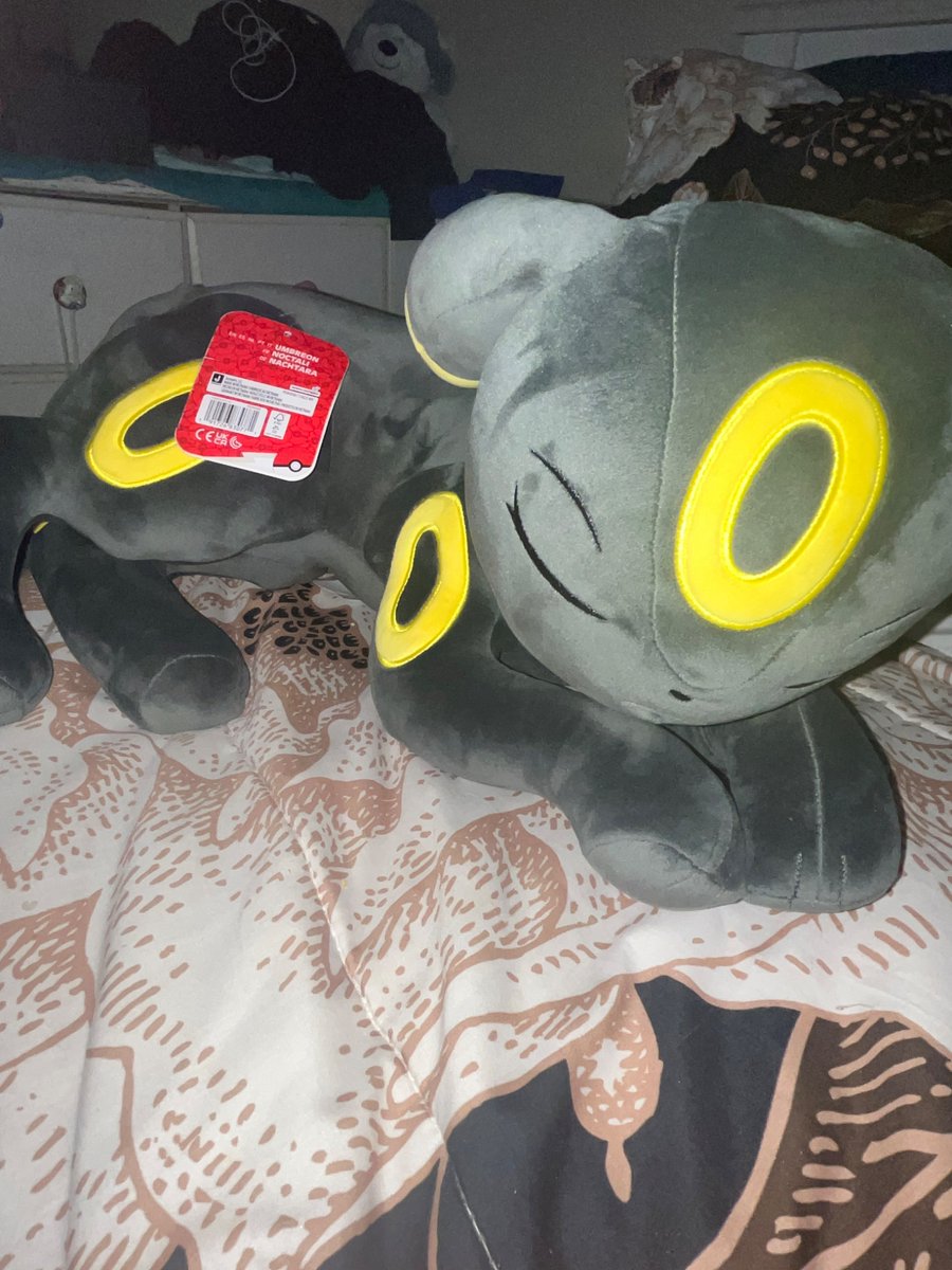 Fruitypeblee's tweet photo. Flexing this gift my bf got me 
#Pokémon #Umbreon https://t.co/w8iVWYkpwR