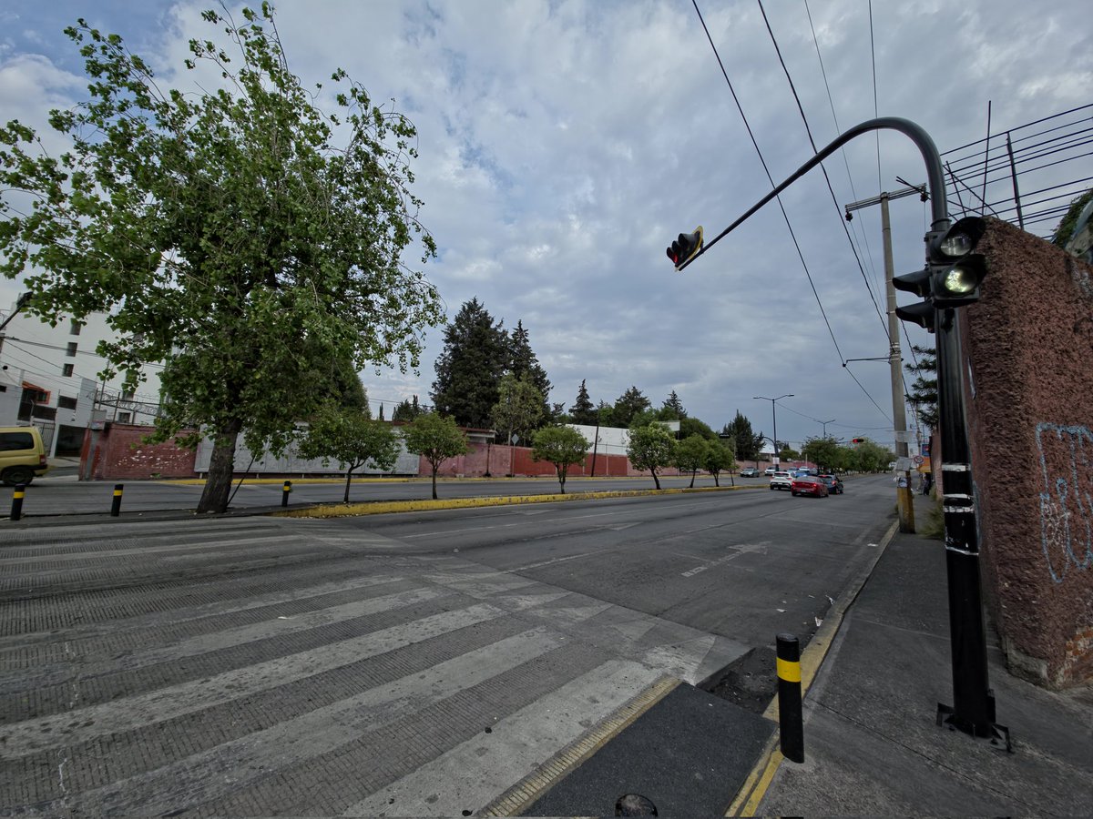 hidden_look's tweet photo. @CICPue @RupiReportero_ @Servicios_Pub @SSC_Pue se solicita apoyo para acomodar semáforo en la ubicación indicada en la imagen, al no verse bien el semáforo los conductores se pasan el alto generando riesgo de atropellamiento, además es zona escolar https://t.co/hN5NChY9Yk