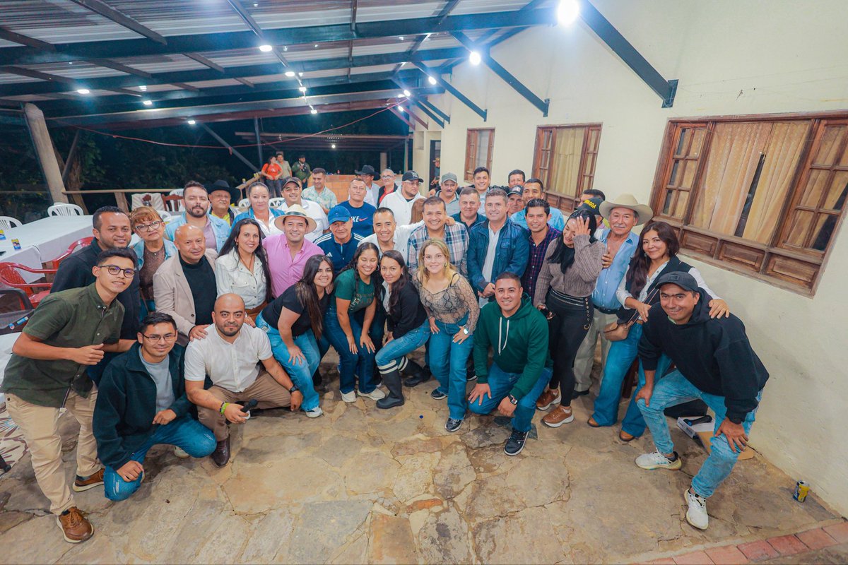 ingwilmerc's tweet photo. ¡Qué emoción tan grande seguir recorriendo cada rincón de nuestro amado Boyacá! 💚🙌🏻

Vivimos una jornada muy especial entre dos tierras maravillosas del Valle de Tenza: la tierra esmeraldera de Chivor y nuestra querida Garagoa, la Sultana del Valle de Tenza**. ✨

En Chivor celebramos con inmensa gratitud un momento que quedará para la historia: ¡hemos completado los 123 municipios de Boyacá visitados como congresista! 🙏🏻 Un recorrido lleno de aprendizajes, abrazos sinceros, trabajo incansable y el privilegio de escuchar a nuestra gente noble, berraca y echada pa’lante.

Y desde Garagoa, junto a nuestro representante Yamit Noé, continuamos el #TourGratitud, compartiendo con líderes, amigos y comunidades que día a día construyen un mejor futuro para nuestra tierra. Gracias al alcalde Julio Sanabria, a nuestros amigos alcaldes Rodrigo de Sutatenza, Leidy de Macanal, Álvaro de La Capilla, a los concejales Maicol y Ricardo, líderes y demás amigos del Valle de Tenza por tanto cariño, apoyo y respaldo. 💚

Cada visita, cada abrazo y cada conversación reafirman nuestro compromiso de seguir caminando al lado de nuestra gente. ¡Chivor y Garagoa nos recuerdan por qué vale la pena seguir trabajando con el corazón por Boyacá! ¡Vamos Pa’ lante! 🙌🏻