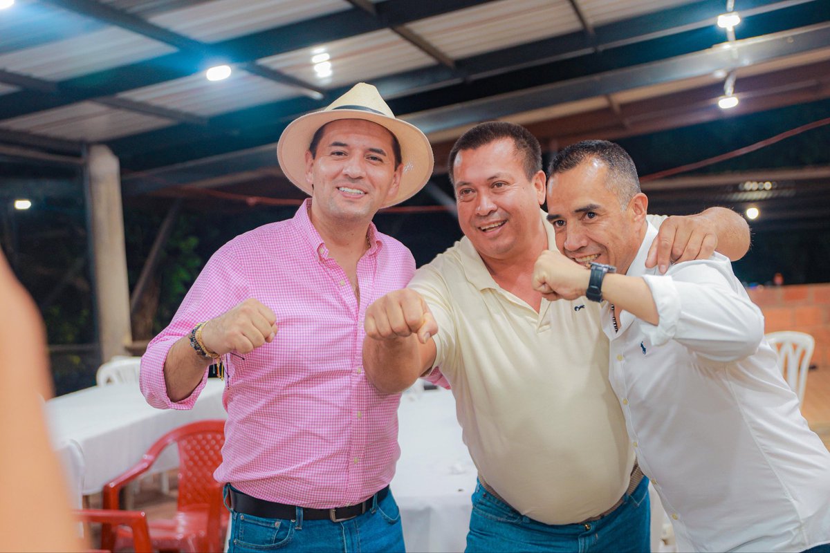 ingwilmerc's tweet photo. ¡Qué emoción tan grande seguir recorriendo cada rincón de nuestro amado Boyacá! 💚🙌🏻

Vivimos una jornada muy especial entre dos tierras maravillosas del Valle de Tenza: la tierra esmeraldera de Chivor y nuestra querida Garagoa, la Sultana del Valle de Tenza**. ✨

En Chivor celebramos con inmensa gratitud un momento que quedará para la historia: ¡hemos completado los 123 municipios de Boyacá visitados como congresista! 🙏🏻 Un recorrido lleno de aprendizajes, abrazos sinceros, trabajo incansable y el privilegio de escuchar a nuestra gente noble, berraca y echada pa’lante.

Y desde Garagoa, junto a nuestro representante Yamit Noé, continuamos el #TourGratitud, compartiendo con líderes, amigos y comunidades que día a día construyen un mejor futuro para nuestra tierra. Gracias al alcalde Julio Sanabria, a nuestros amigos alcaldes Rodrigo de Sutatenza, Leidy de Macanal, Álvaro de La Capilla, a los concejales Maicol y Ricardo, líderes y demás amigos del Valle de Tenza por tanto cariño, apoyo y respaldo. 💚

Cada visita, cada abrazo y cada conversación reafirman nuestro compromiso de seguir caminando al lado de nuestra gente. ¡Chivor y Garagoa nos recuerdan por qué vale la pena seguir trabajando con el corazón por Boyacá! ¡Vamos Pa’ lante! 🙌🏻