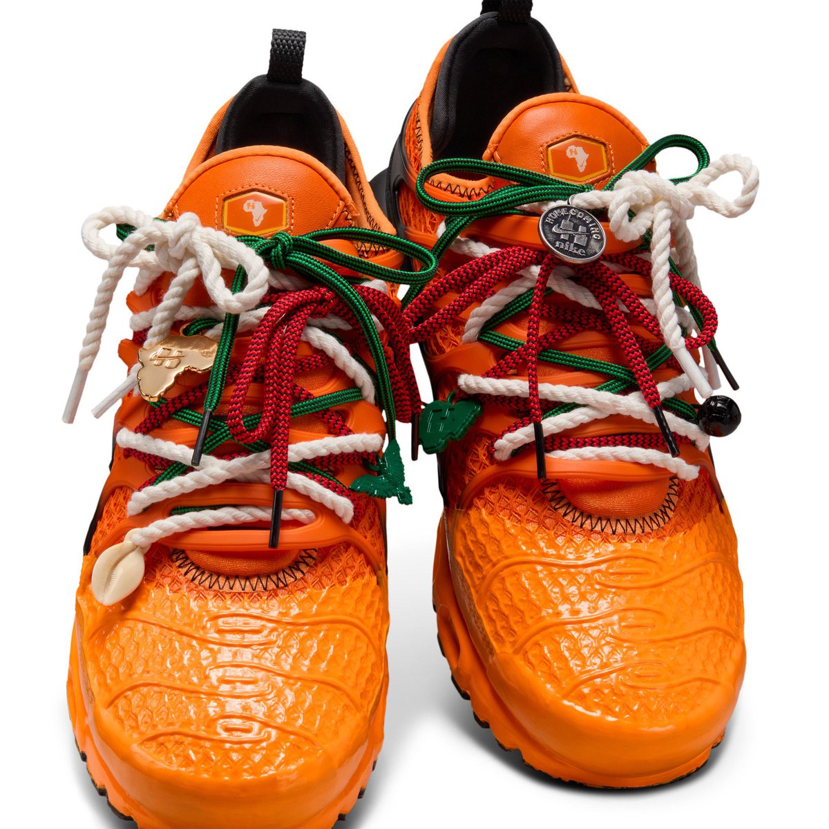 houseofheat's tweet photo. Spike Lee wearing the Homecoming x Nike Air Max Plus 🍊 https://t.co/fZuHRt2bHn