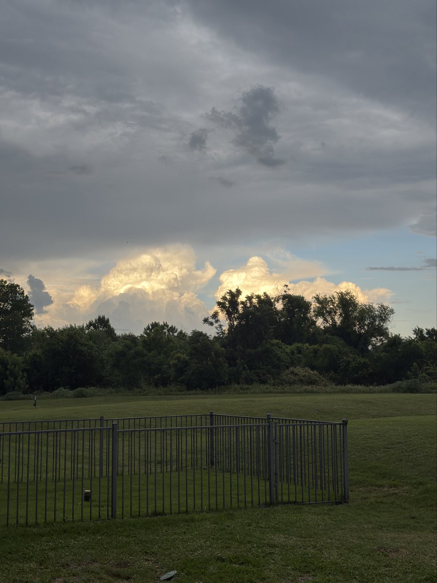xavier_Atx's tweet photo. @Hunt_Wx @TravisCOSW Out flow boundary, helping the storms. https://t.co/D4vIunQD9N