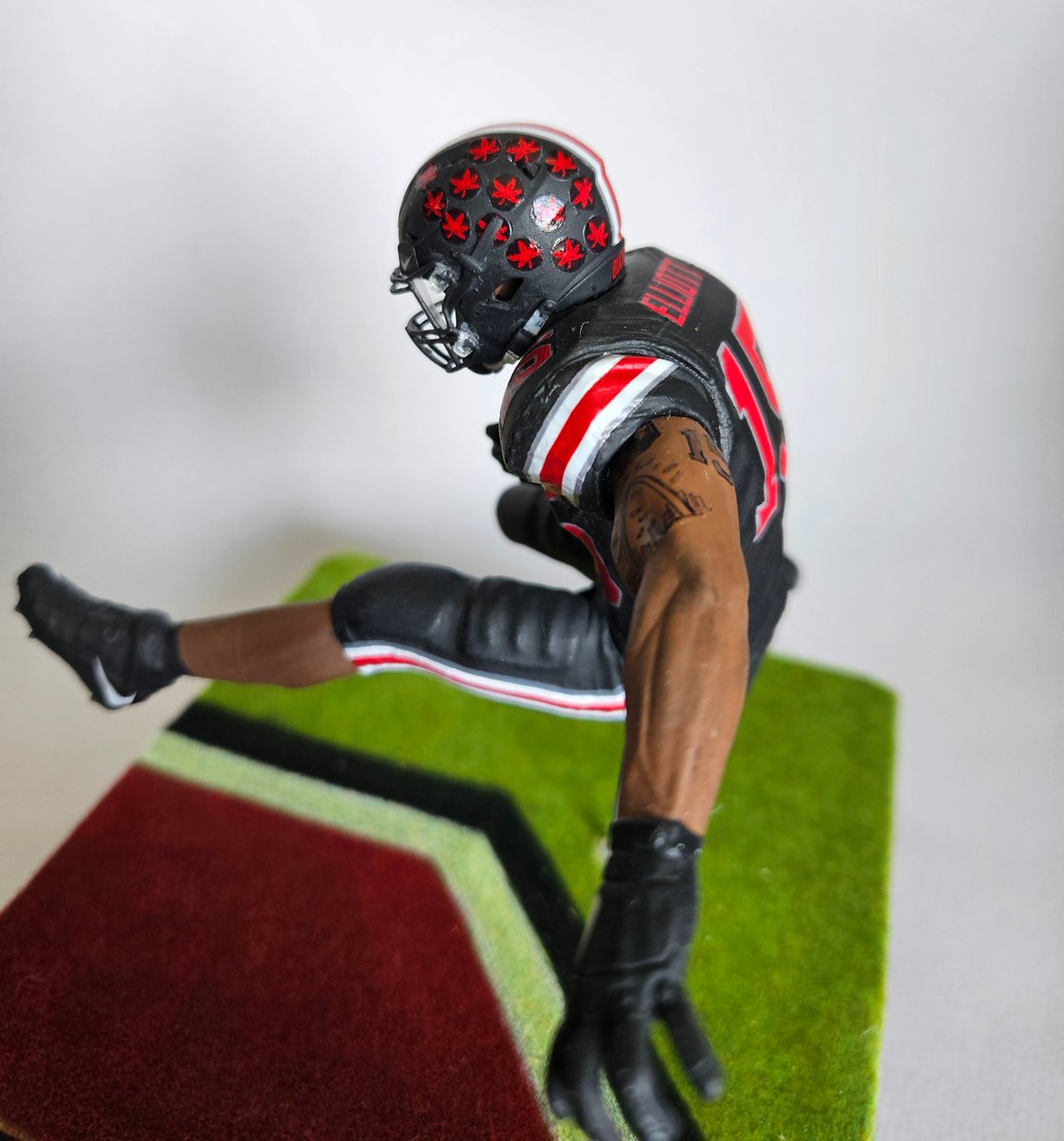 CustomsStanley's tweet photo. Ezekiel Elliott - Ohio State Buckeyes Blackout uniform. @EzekielElliott https://t.co/vwikmMKliX