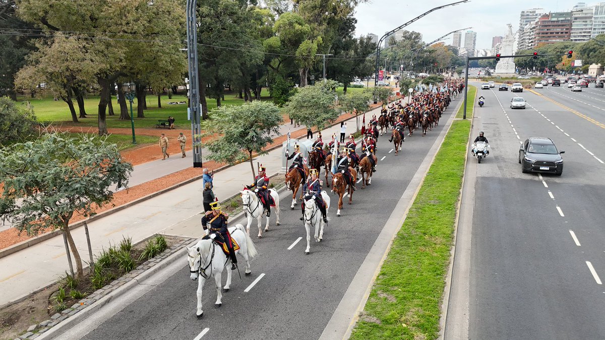 Granaderos a Caballo tweet media