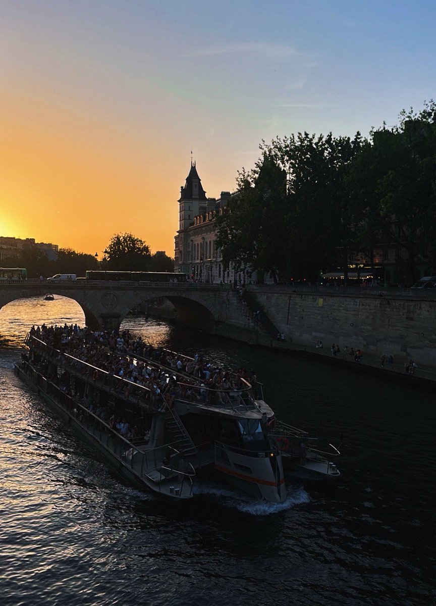rebeuediscrete1's tweet photo. paris sous coucher de soleil 11/10 https://t.co/SSbmTsjec6