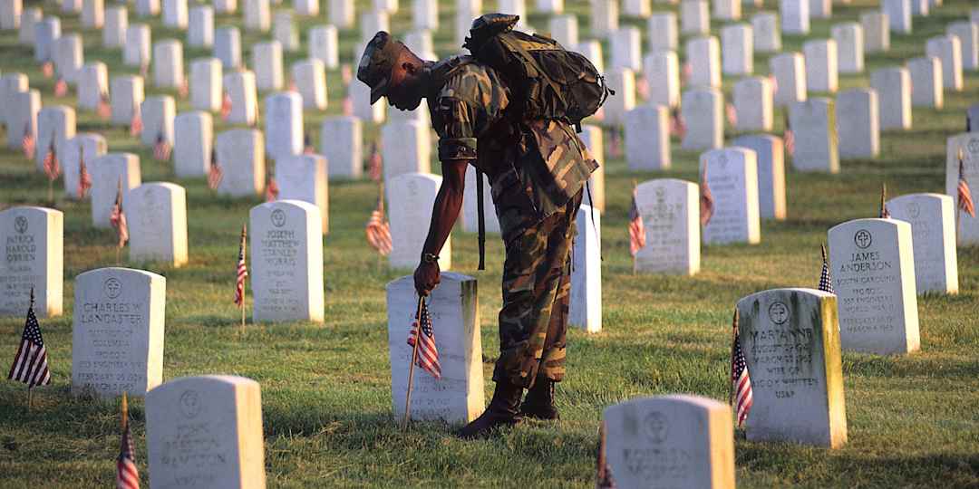spoonen's tweet photo. On this #MemorialDay, we remember with gratitude, the thousands whose courage shaped who we are in the USA. Their sacrifice has been profound, and is the bedrock of the freedom we enjoy today. #Grateful #Veterans  @Cohesity https://t.co/Ig9QgPPBdL