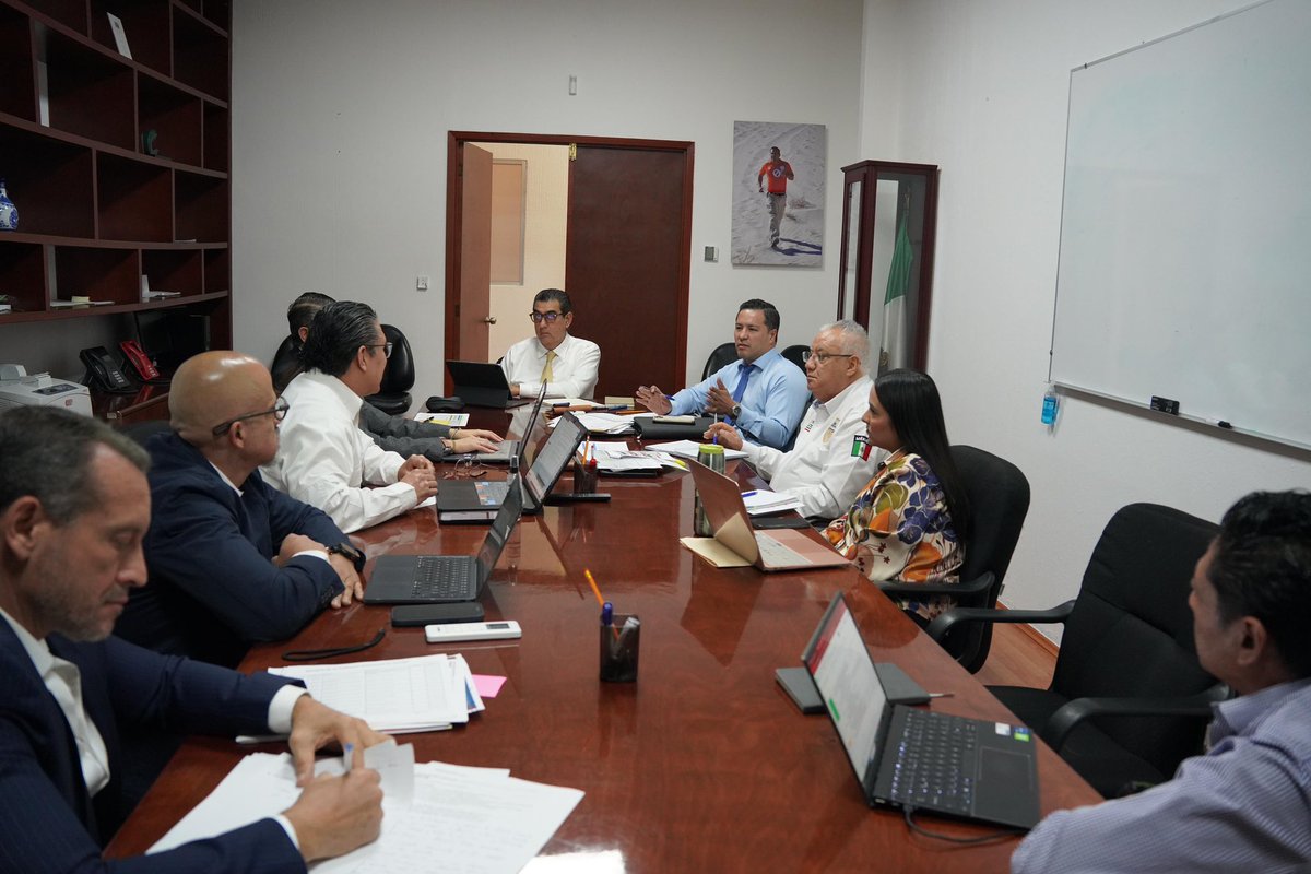SergioSalomonC's tweet photo. Hoy sostuvimos reunión semanal de trabajo con las y los Directores Generales del @INAMI_mx, donde dimos seguimiento a las acciones estratégicas de cada área y revisamos los avances de los trabajos rumbo al Mundial 2026.

En el @GobiernoMX que encabeza la Presidenta @Claudiashein, seguimos fortaleciendo una política de movilidad humana ordenada, segura, regular y humana, con visión de futuro.