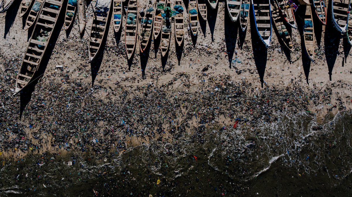 Fkoku's tweet photo. Over 276 dedicated volunteers spent 3 hours sorting and hauling away an astonishing 33,511 kg of textile waste from Kinshasa Beach in Jamestown.

Thanks to everyone who rolled up their sleeves to make this happen!

@rc_accrasouth @theorispresent Rotaract Clubs of Accra-South, Accra Osu-RE, Accra-Dansoman, Accra-Adabraka, Tide Turners Cleanup

#Rotary #PeopleOfAction #Environment #Waste