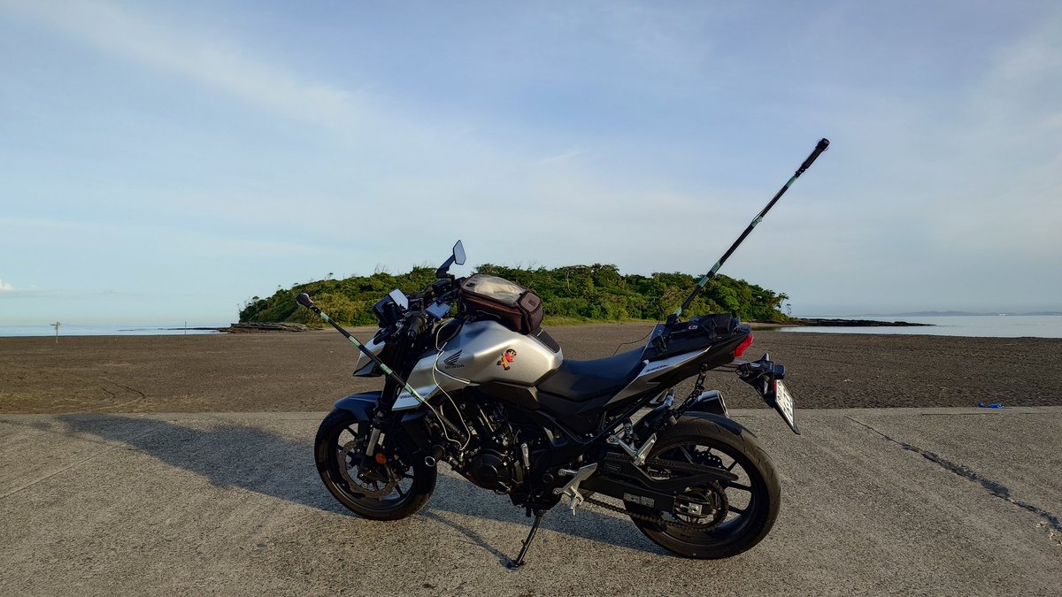 iso6489's tweet photo. 昨晩は簡単BBQとアクアパッツァで夕食(画像は撮ってない動画は撮った)
ビールも空けて20時過ぎ(笑)には寝てた
今朝も3時起きでさすがに朝は涼しいてか寒かったが5時過ぎはもう暑いわ
近くの沖ノ島に散歩に来た
#CB750HORNET https://t.co/ylyBnV89q0