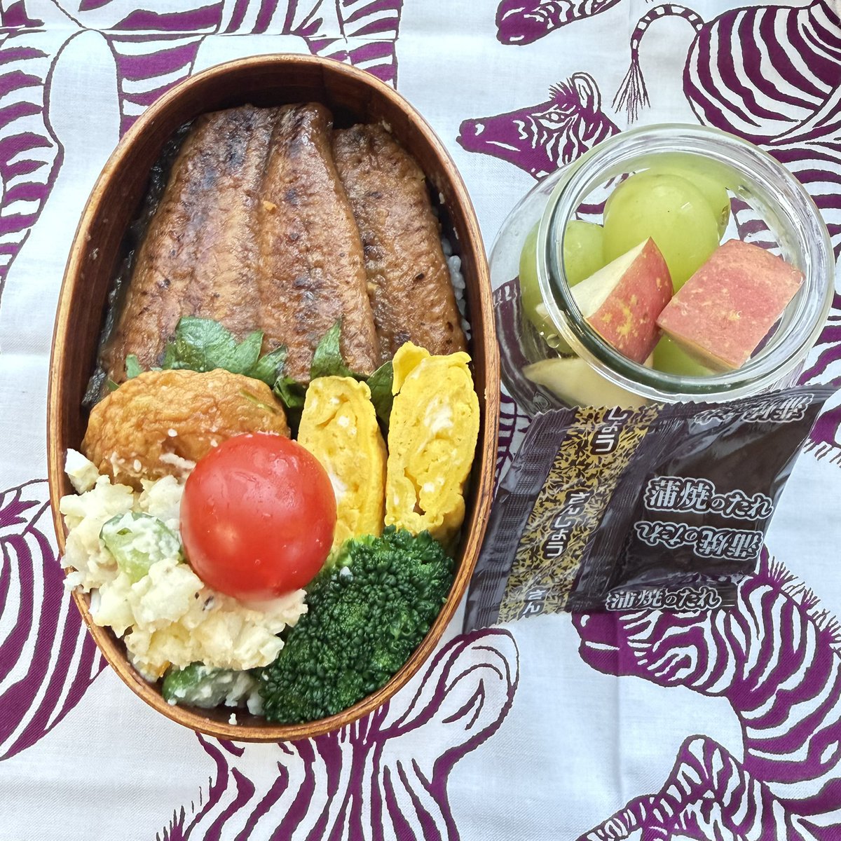 RIELLEGARDEN's tweet photo. お弁当でけた！うな重弁当。ふふふ。 https://t.co/Lcg0xRiiVj