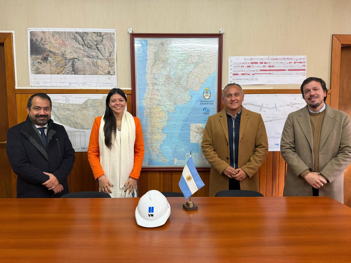 LLASALTA's tweet photo. *El Gobierno Nacional avanza con obras clave para Salta*

Los senadores nacionales de La Libertad Avanza, Emilia Orozco y Gonzalo Guzmán Coraita, junto al senador provincial Roque Cornejo, mantuvieron una mesa de trabajo clave con el Jefe del Distrito Salta de Vialidad Nacional, Federico Casas, para repasar la agenda de obras viales prioritarias y el financiamiento asignado para la provincia.

Durante el encuentro, se evaluó el avance de los trabajos en las rutas nacionales 9/34 (Rosario de la Frontera - Metán) y 40 (Payogasta - Cachi, Quebrada de las Flechas - Molinos, y el tramo Abra del Acay - empalme RN 51). Asimismo, se destacó la inversión de Fondos de Vialidad Nacional destinados a obras estructurales en Salta que suman más de $3.200 millones, los cuales abarcan proyectos estratégicos en la RN 16, la RN 51 y la construcción del nuevo Puente de Vaqueros.

Por otra parte, los legisladores ponderaron el masivo plan de infraestructura anunciado por el ministro de Economía, Luis Caputo, mediante la Etapa III de la Red Federal de Concesiones. Con inversión 100% privada y 20 oferentes en competencia, este programa activará en semanas obras clave en más de 3.900 km de rutas en todo el país. Para la región, el beneficio será directo en los corredores del Tramo Noroeste y el Tramo Centro-Norte, consolidando un esquema eficiente que moderniza la conectividad salteña sin costo para el Estado.