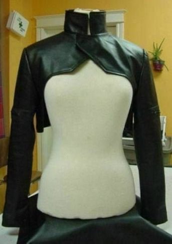 AngelxSkullz's tweet photo. I don’t have a single clue as to what she could be possibly wearing. Leather sleeves? An actual jacket? Who knows… https://t.co/qQ2f3sXFl3