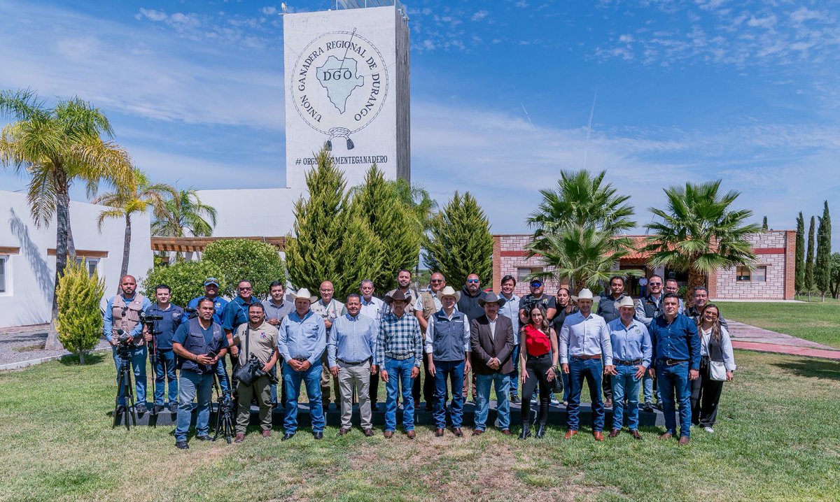 durangos21's tweet photo. Entregan Mil 200 Sementales Bovinos para Fortalecer la Genética del Ganado en #Durango

Información completa en el link https://t.co/f4BKkq26ti