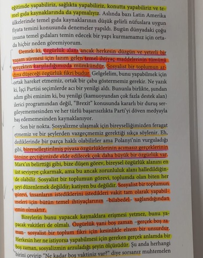 DincerKaratepe's tweet photo. "Özgürlük alanı ancak herkesin #düzgün ve #yeterli bir #yaşam sürmesi için lazım gelen #TemelİhtiyaçMaddeleri'nin tümünü gerçekten karşıladığınızda mümkündür. #Sosyalist bir toplumun ardına düşeceği #özgürlük fikri budur. #Sosyalizm'e ulaşmak için bireyselliğimizden feragat etmemiz ve bir şeylerden vazgeçmemiz gerektiği sıkça söylenir. Eh, dediklerinde bir parça haklı olabilirler ama bireyselleştirilmiş #piyasa özgürlüklerinin acımasız gerçeklerinin ötesine geçtiğimizde elde edilecek çok daha büyük bir özgürlük var. #Marx'ın belirttiği gibi, bize düşen görev, #BireyselÖzgürlük alanını en üst seviyeye çıkarmak ama bu ancak zorunluluk alanı halledildiğinde olabilir. Sosyalist bir toplumun görevi, toplumda olan biten her şeyi düzenlemek değildir; katiyen bu değildir. Sosyalist bir toplumun görevi, insanların istediklerini istedikleri vakit tam olarak yapabilmeleri için bütün #Temelİhtiyaçlar'ının #bilabedel (#bedava) sağlandığından emin olmaktır. Bireylerin bunu yapacak kaynaklara erişmesi yetmez, bunu yapacak vakitleri de olmalı. Özgürlük yani #BoşZaman -gerçek boş zaman- sosyalist bir toplum fikri için kesinlikle elzem bir unsurdur." #DavidHarvey