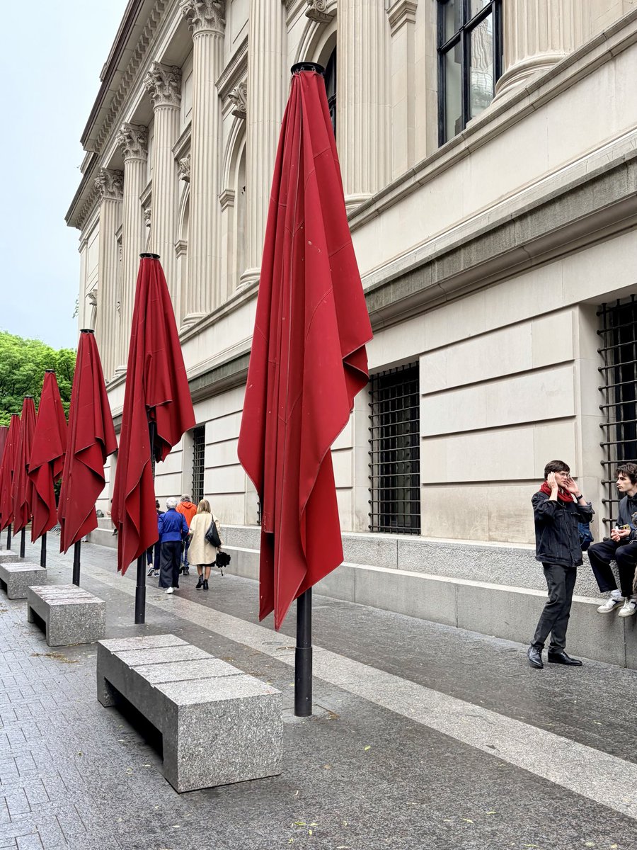 LiRuan_nyc's tweet photo. In front of the Met 

#MetropolitanMuseumofArt #Met #exhibit #museum #art #fountain #nyc #vendor #city #visitors #taxi #trees #flags #traffic #pillars https://t.co/EYEHjlwBjV