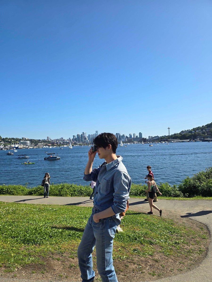 henshyoku186cm's tweet photo. ヨンジュンの洒落写真に映り込む(こっちは完全に過失)スビンもずっと大好き https://t.co/rpF8enmYFK