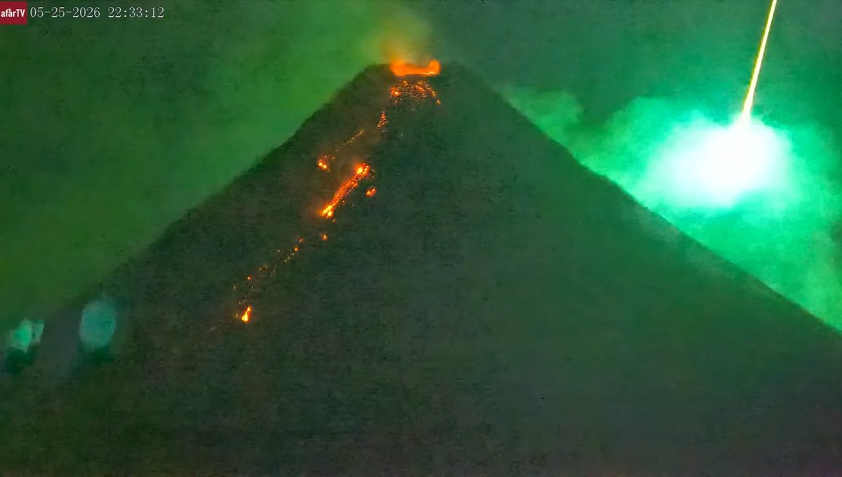 AiRicK63's tweet photo. 🇵🇭 Philippines 

Des nouvelles du Mayon durant ses épisodes Stromboliens 🌋
Oh wait  🌠

Webcam afarTV
https://t.co/EF0LhaPKdt https://t.co/2vNXtI18QT